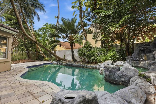 1040 NW 185th Ave, Pembroke Pines, FL 33029