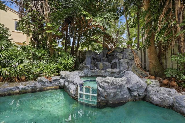 1040 NW 185th Ave, Pembroke Pines, FL 33029