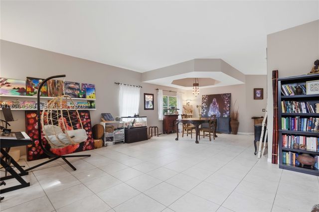 1040 NW 185th Ave, Pembroke Pines, FL 33029