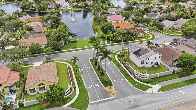 1040 NW 185th Ave, Pembroke Pines, FL 33029