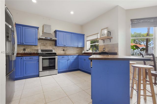 1040 NW 185th Ave, Pembroke Pines, FL 33029