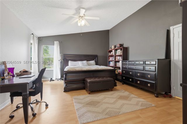 1040 NW 185th Ave, Pembroke Pines, FL 33029