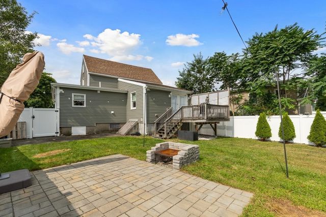 8 Herbert St, Wakefield, MA 01880