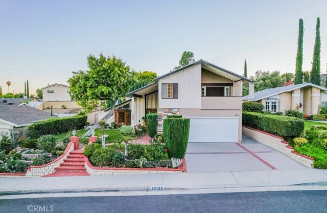 23132 Posada, Valencia, CA 91354