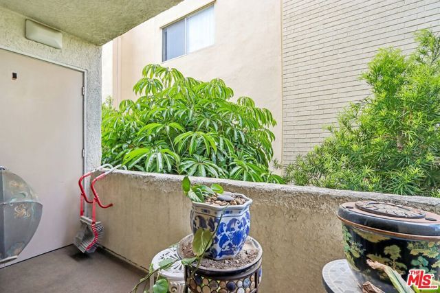 5325 Newcastle Avenue 201, Encino (los Angeles), CA 91316