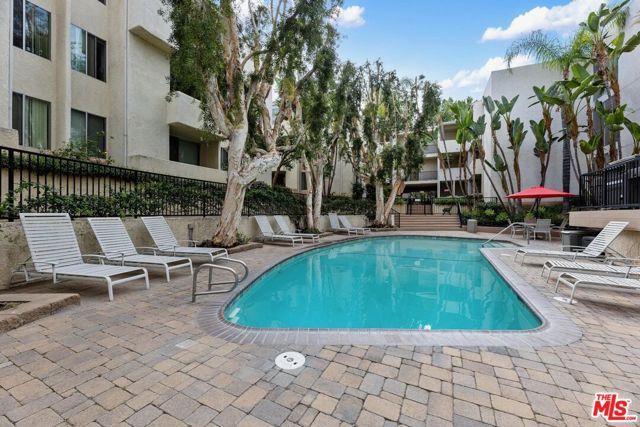 5325 Newcastle Avenue 201, Encino (los Angeles), CA 91316