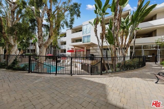 5325 Newcastle Avenue 201, Encino (los Angeles), CA 91316