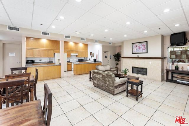 5325 Newcastle Avenue 201, Encino (los Angeles), CA 91316