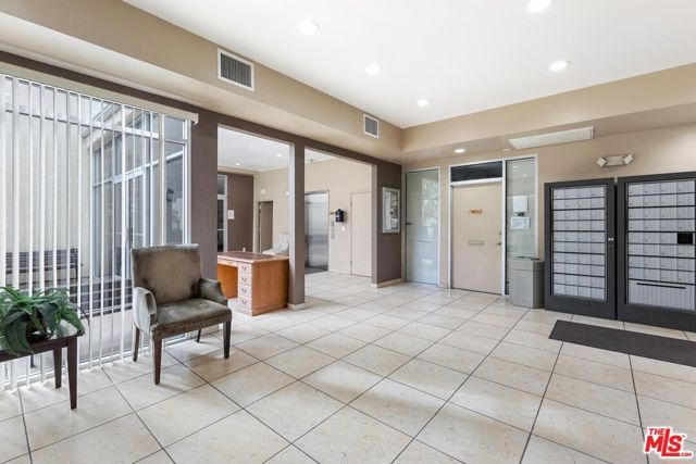 5325 Newcastle Avenue 201, Encino (los Angeles), CA 91316