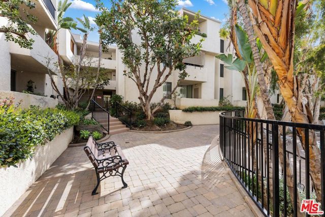 5325 Newcastle Avenue 201, Encino (los Angeles), CA 91316