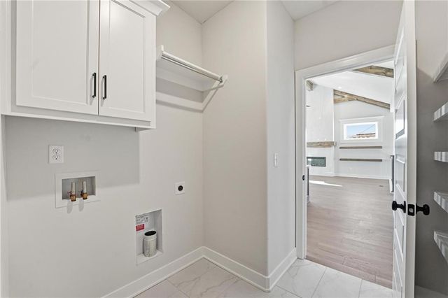 2123 NW Killarney Lane, Lee's Summit, MO 64081