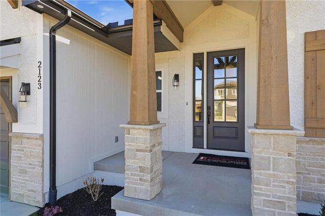 2123 NW Killarney Lane, Lee's Summit, MO 64081