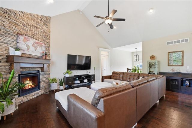 1636 Shadow Drive, Leavenworth, KS 66048