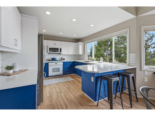 99 GARIBALDI St, Lake Oswego, OR 97035