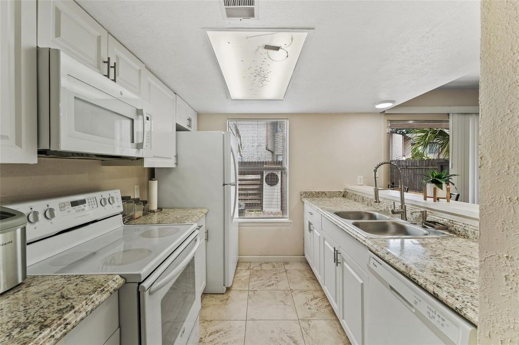 Image 4 of property listing at 2021 LUDLOW LANE 3404, Orlando, FL 32839