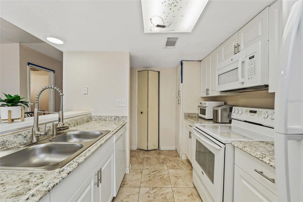 Image 5 of property listing at 2021 LUDLOW LANE 3404, Orlando, FL 32839