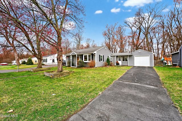 41 Vics Court, Colonie, NY 12205