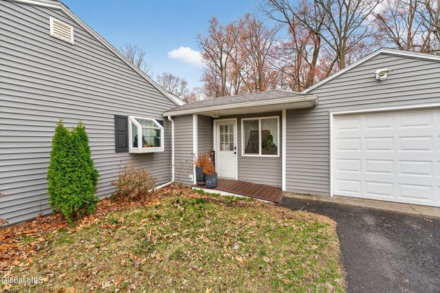 41 Vics Court, Colonie, NY 12205