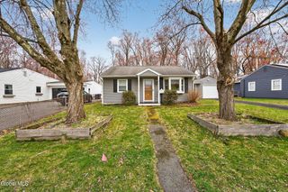 41 Vics Court, Colonie, NY 12205