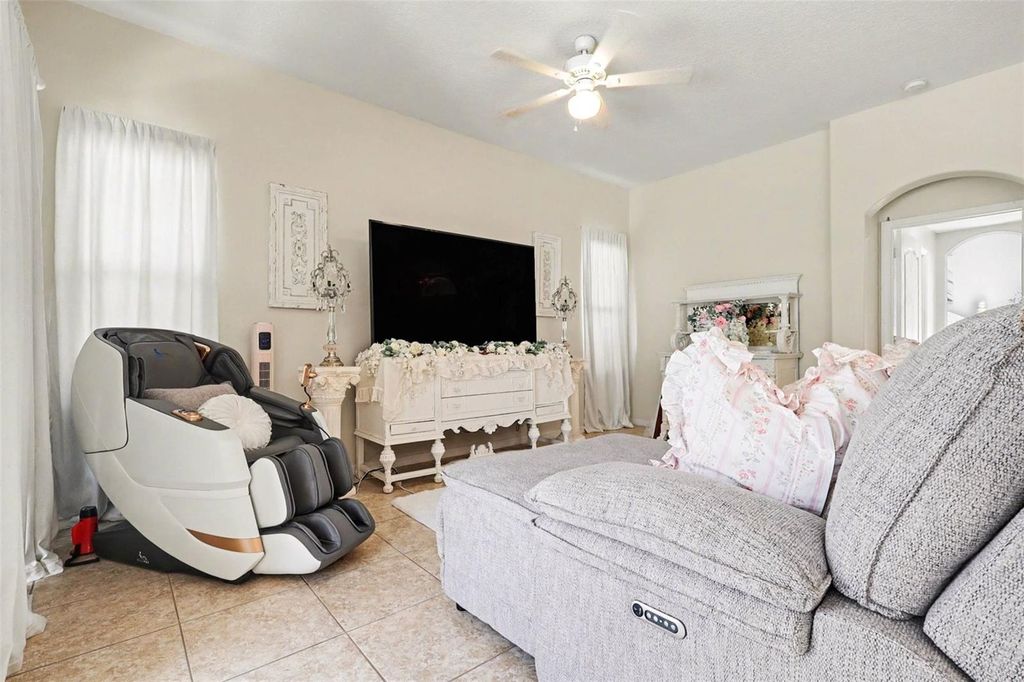 Image 3 of property listing at 731 BRUNELLO DRIVE, Davenport, FL 33897