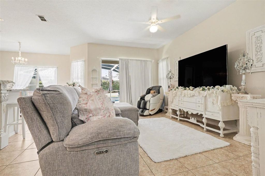 Image 4 of property listing at 731 BRUNELLO DRIVE, Davenport, FL 33897