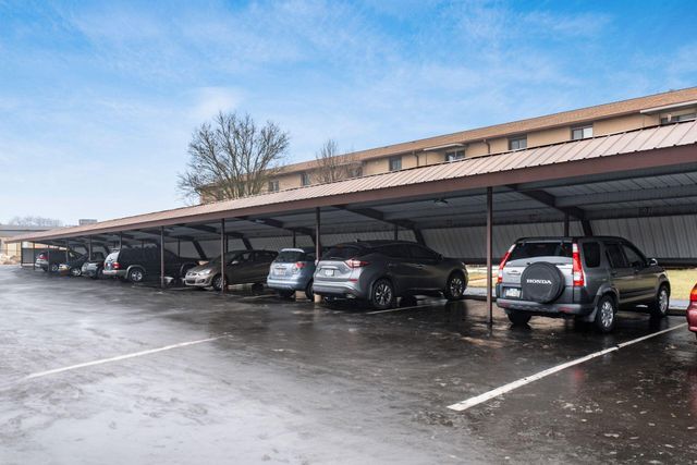 5885 Beechcroft Road, 306, Columbus, OH 43229