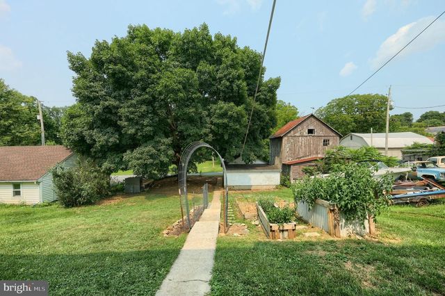 81 W PENNSYLVANIA AVE, Yoe, PA 17313