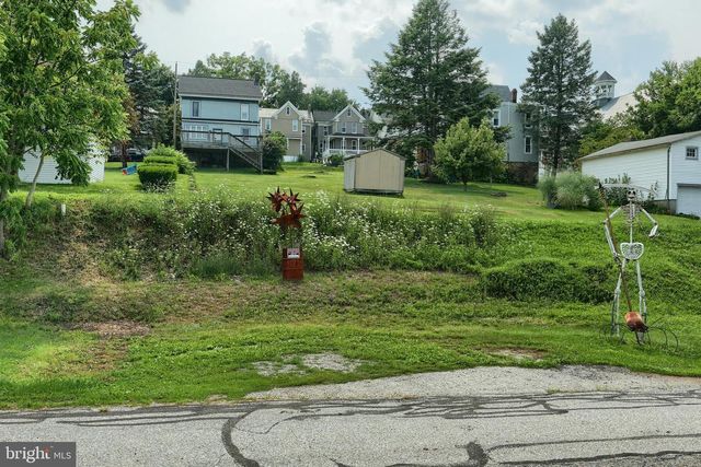 81 W PENNSYLVANIA AVE, Yoe, PA 17313