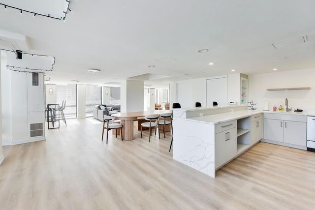 1660 N La Salle Drive 410, Chicago, IL 60614