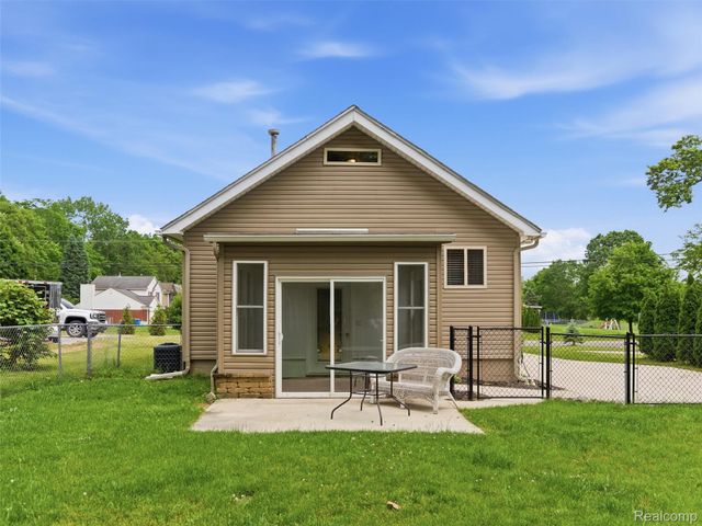 357 N Hospital Road, Waterford Charter Township, MI 48327