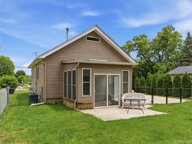 357 N Hospital Road, Waterford Charter Township, MI 48327