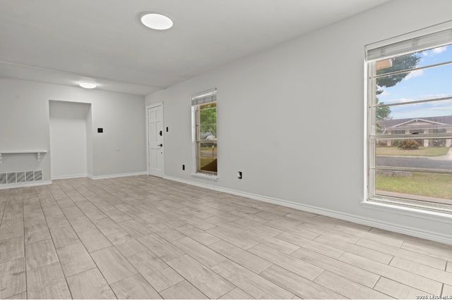 161 Cloverleaf Drive, Schertz, TX 78154