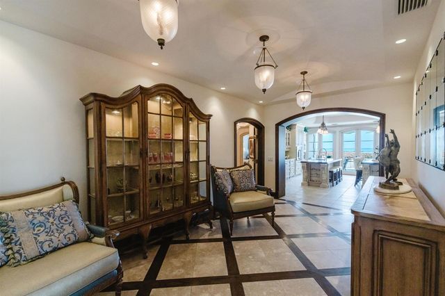 19 N Beach Road, Jupiter Island, FL 33455