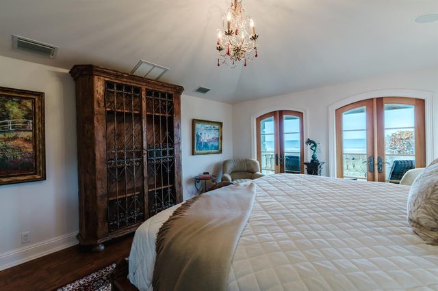 19 N Beach Road, Jupiter Island, FL 33455