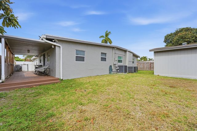 924 Sarazen Drive, West Palm Beach, FL 33413