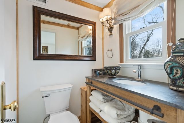 120 Mountainside Rd, Mendham Boro, NJ 07945