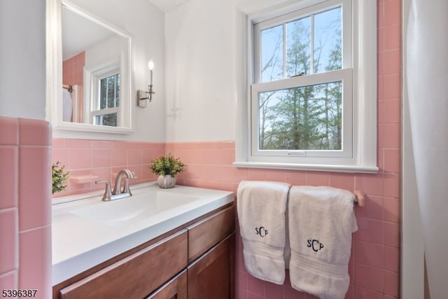 120 Mountainside Rd, Mendham Boro, NJ 07945