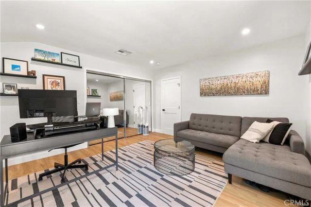 7600 Earldom Avenue, Playa Del Rey, CA 90293