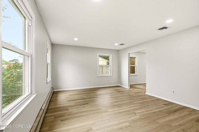 829 Mizzen Avenue, Beachwood, NJ 08722
