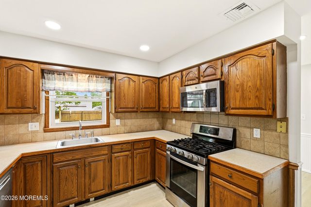 829 Mizzen Avenue, Beachwood, NJ 08722