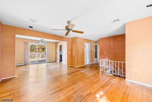 10 Barton Ln, Hopatcong Boro, NJ 07843
