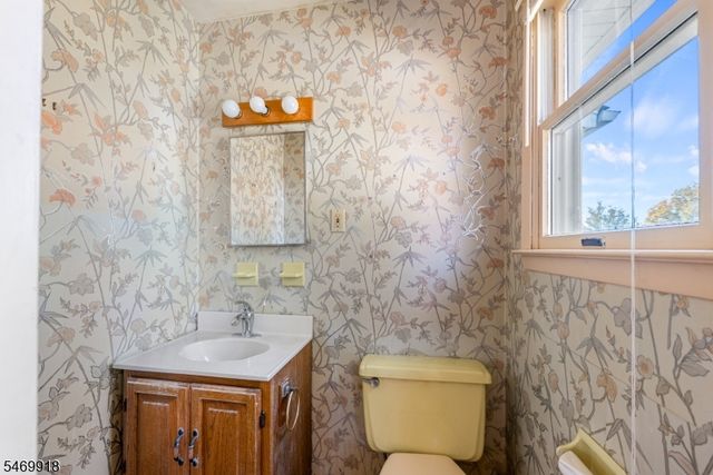 10 Barton Ln, Hopatcong Boro, NJ 07843