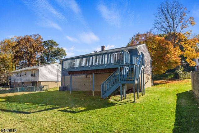10 Barton Ln, Hopatcong Boro, NJ 07843