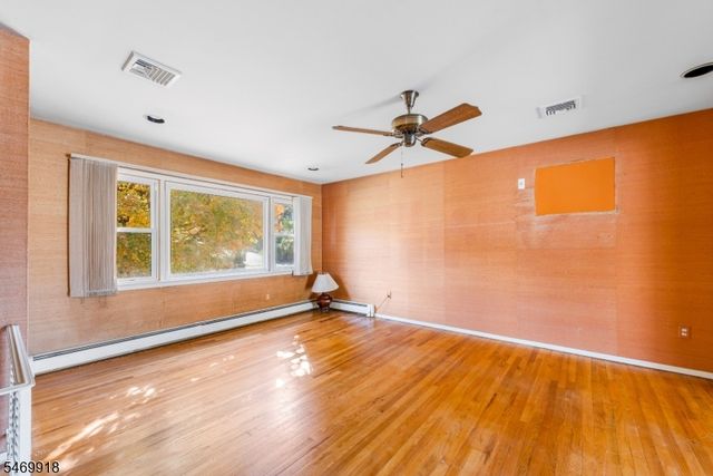 10 Barton Ln, Hopatcong Boro, NJ 07843