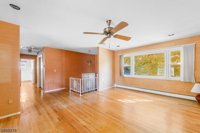10 Barton Ln, Hopatcong Boro, NJ 07843