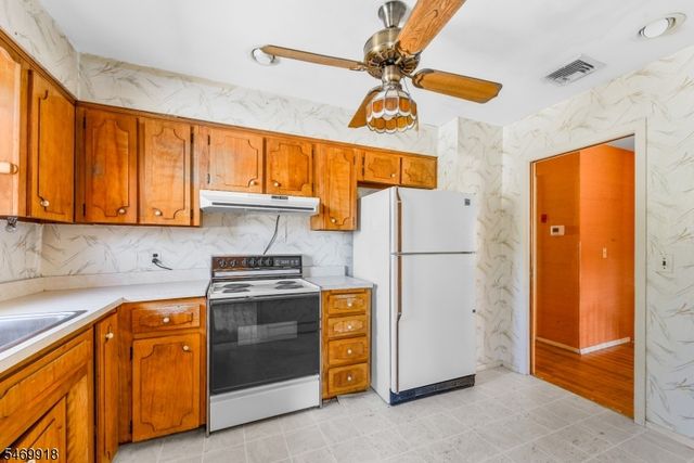 10 Barton Ln, Hopatcong Boro, NJ 07843