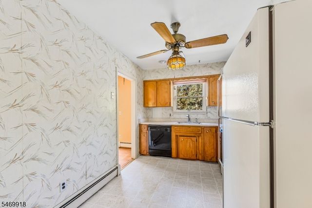 10 Barton Ln, Hopatcong Boro, NJ 07843