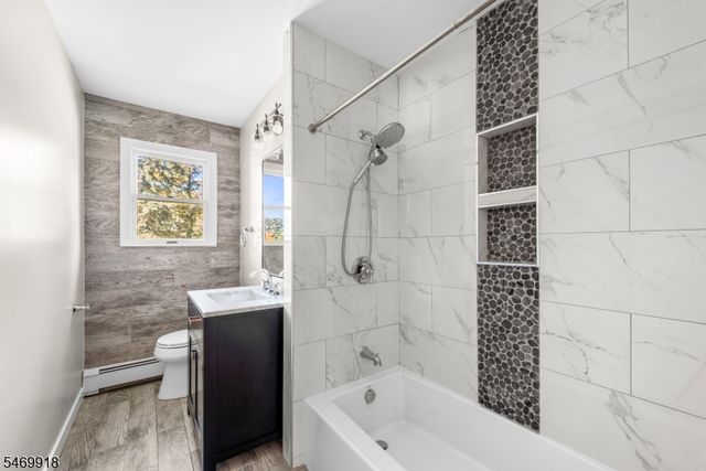 10 Barton Ln, Hopatcong Boro, NJ 07843
