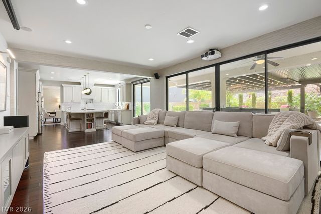 607 Highland Bluff Way, Las Vegas, NV 89138