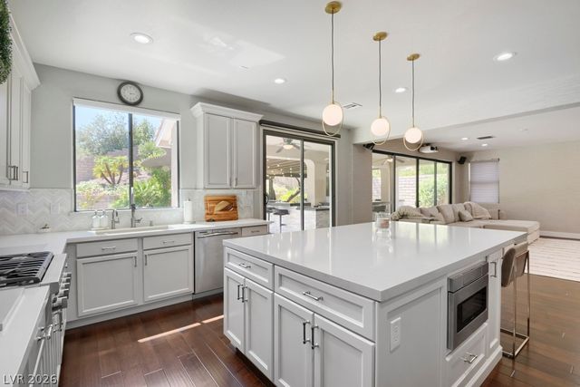 607 Highland Bluff Way, Las Vegas, NV 89138